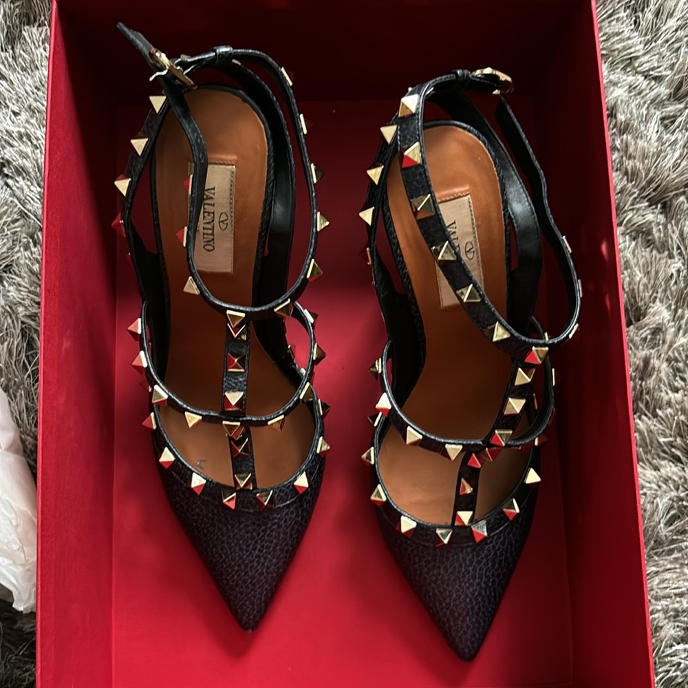 Valentino Garavani Rock Studs T-Strap Pumps Navy Blue Pebbled Leather 7/ 37.5